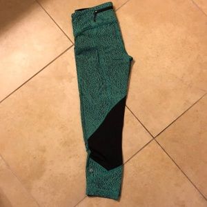Lululemon capri with side pockets!
